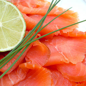 Roulade de poissons drapés de saumon fumé sauce au raifort